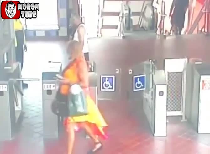 Video :A security guard uses a single blow to knock out a customer